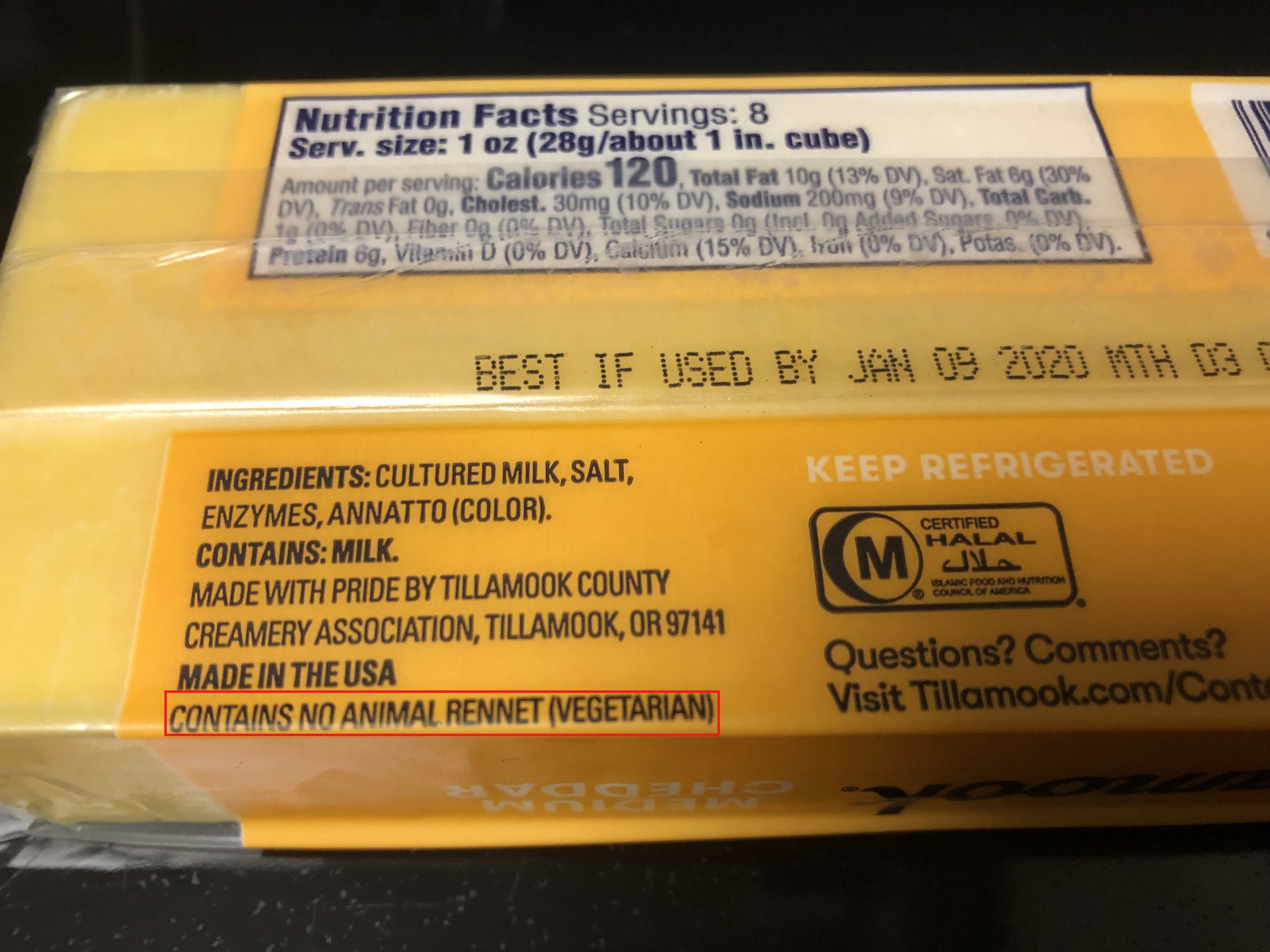 Vegetarian cheddar cheese with the phrase 'contains no animal rennet (vegetarian)' highlighted on the label